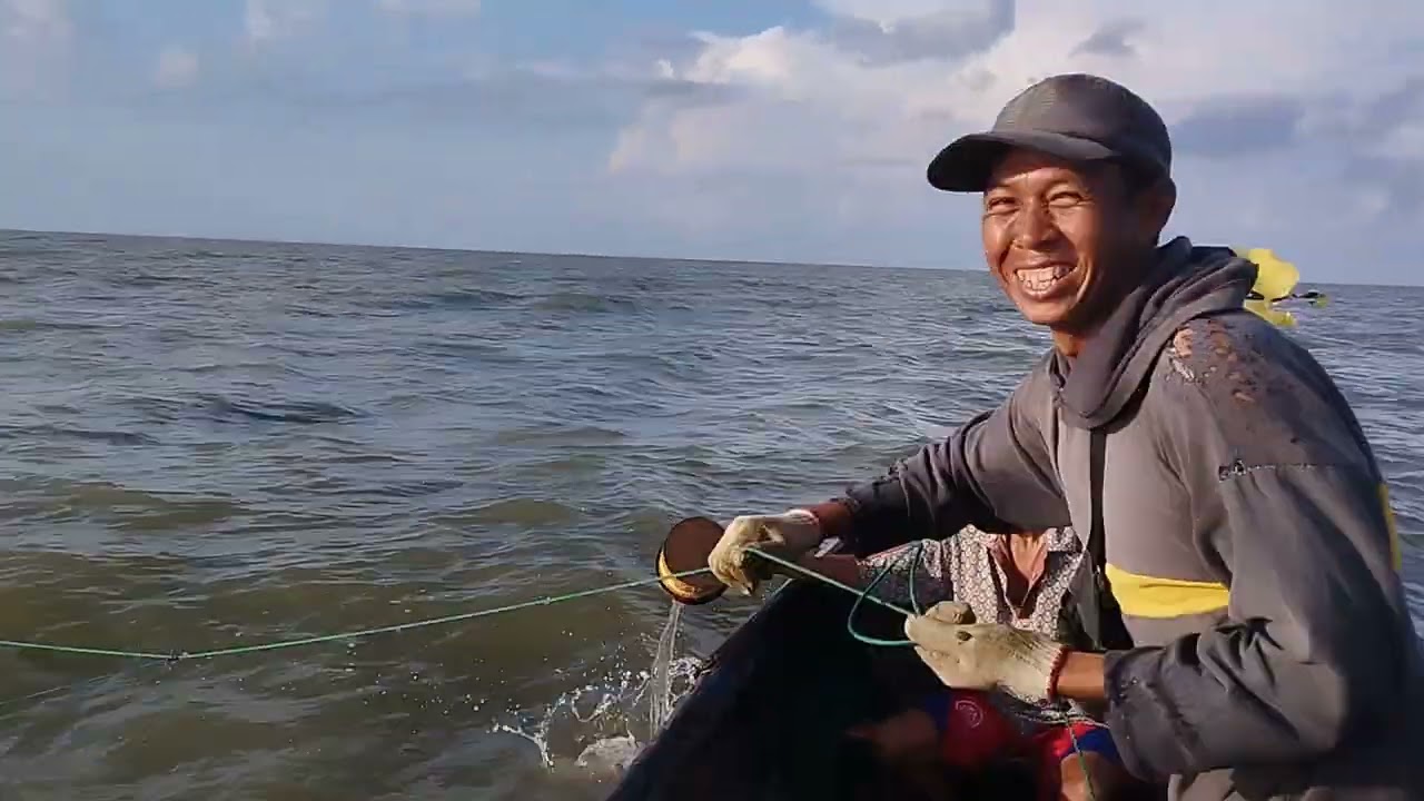 Awal pengakatan bubu rajungan kepiting beberapa menit . . .