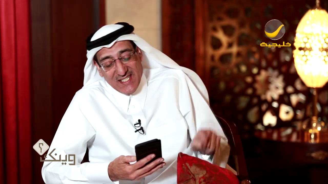 الإعلامي القطري عبدالعزيز محمد يلقي قصيدة للشاعر سليمان المانع