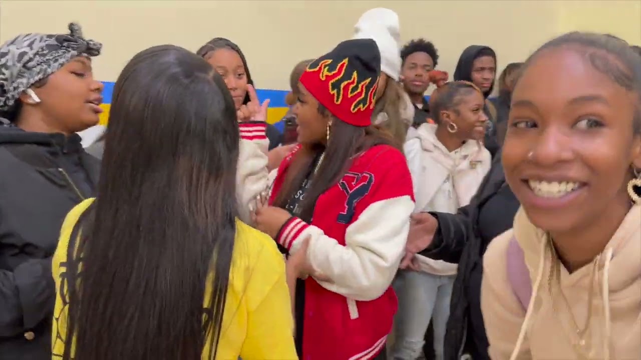 Crenshaw High💛💙 Was They Turnt OR Nah❓#Back2SchoolTour 🎒 I FOLLOW @TOMMYTHECLOWN ON INSTAGRAM ​