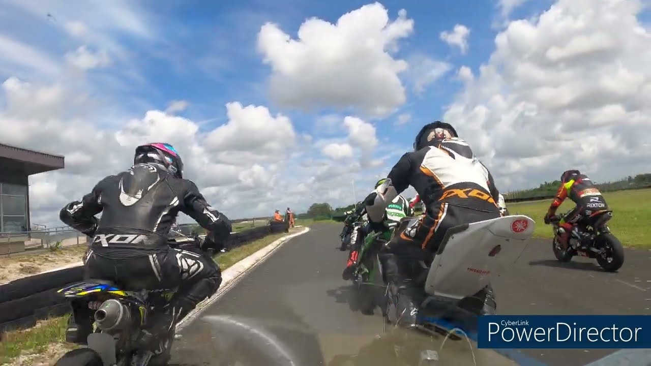 premiere course en 125 cbr au circuit de la michetterie course 1.