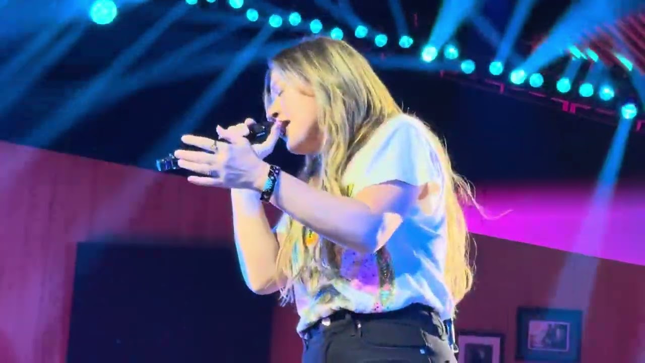 Kelly Clarkson performs Catch My Breath at Studio Sessions in Las Vegas on 7.11.25