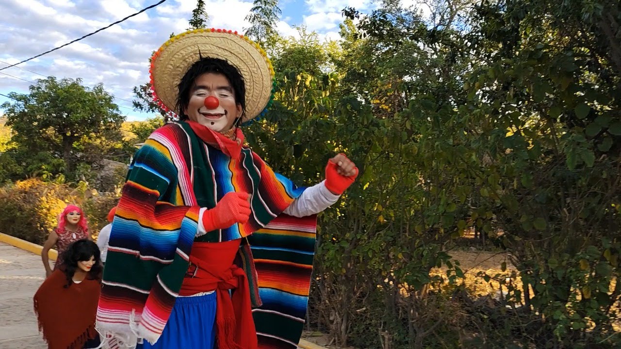 Recorrido de fin de año en el Poblado de Santa Ana Tepejillo Puebla, locos, payasos y zanquero.