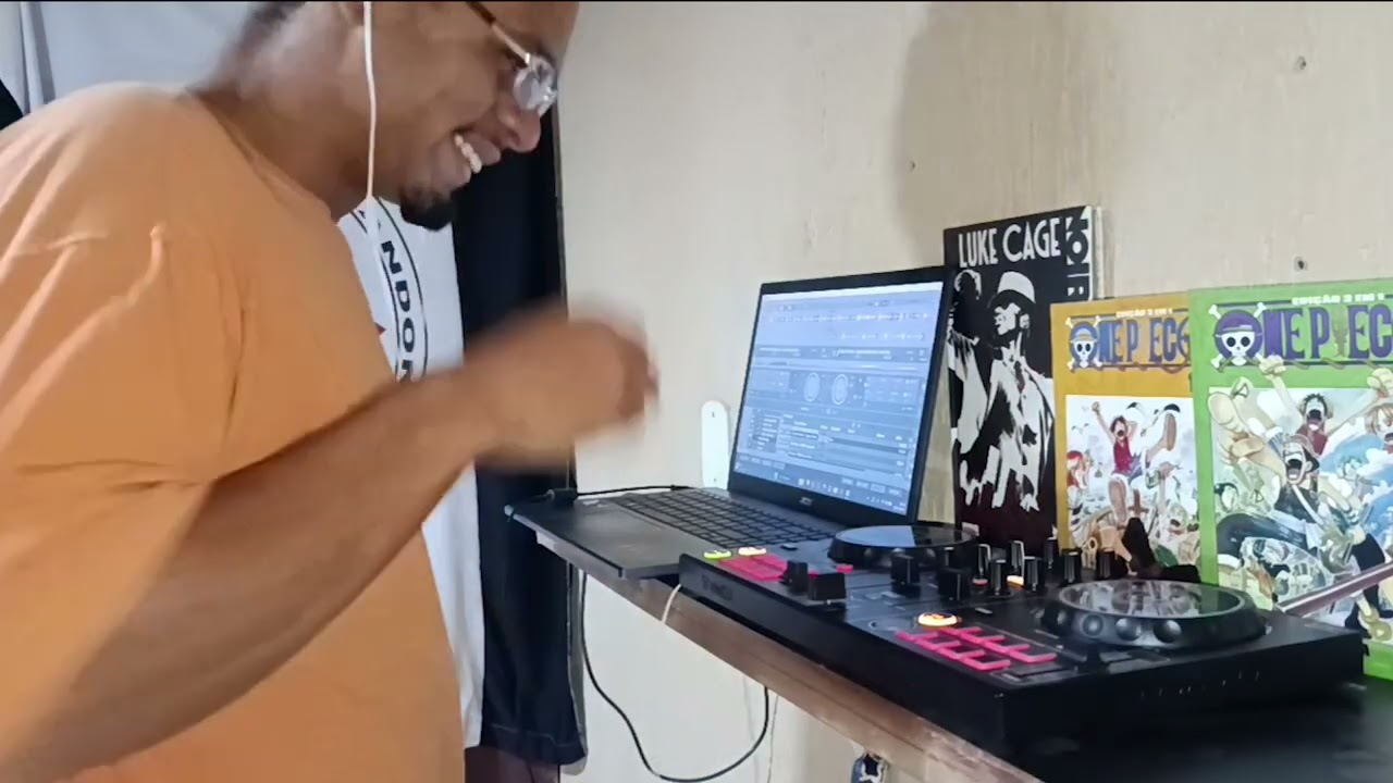 Mixando musica eletrônica virado para a parede! (mixing electronic music facing the wall!)