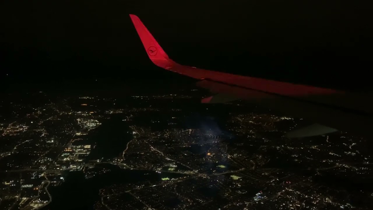 Lufthansa A320 NEO beautiful city view landing at London Heathrow at night