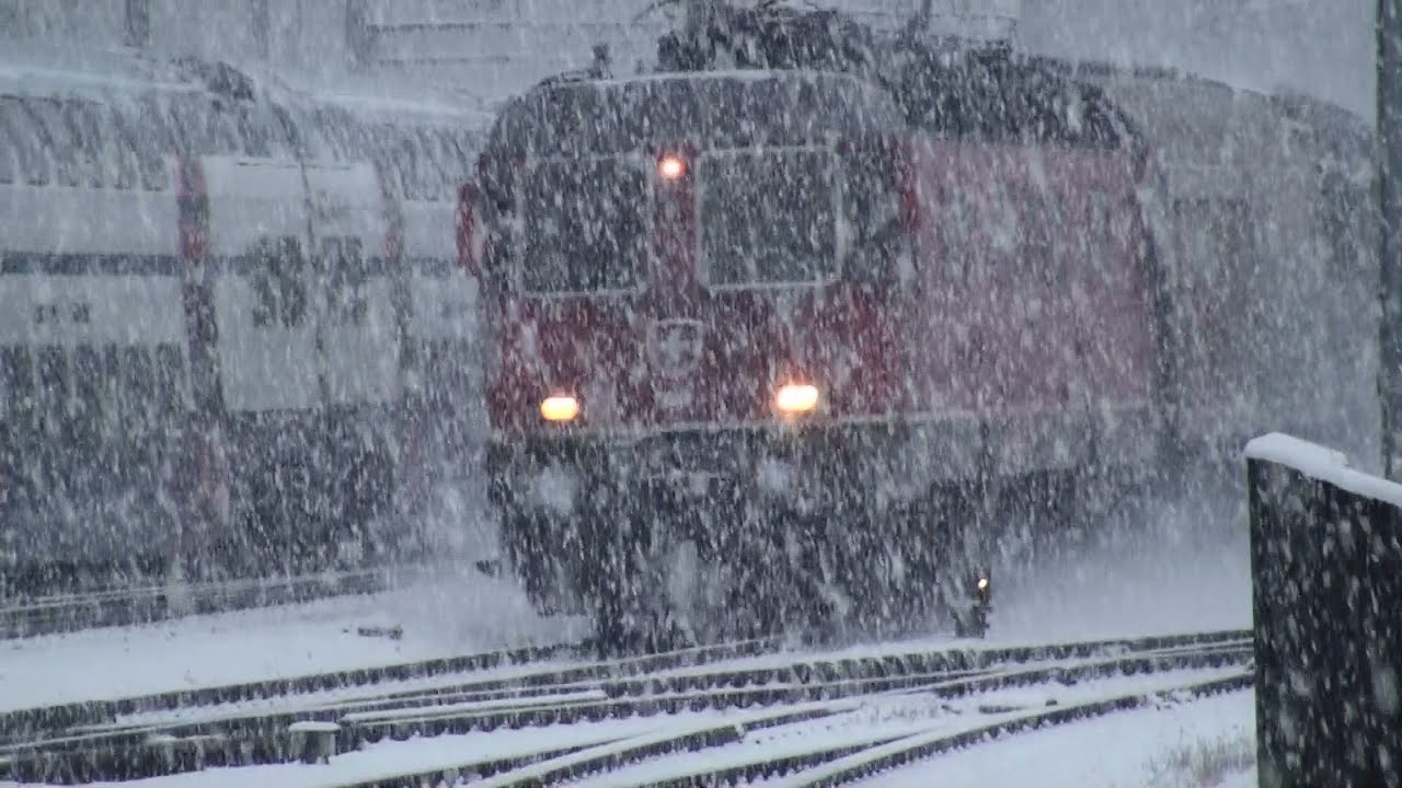 Der Schnee kommt, die Bahn fährt. Züge im Schnee, train,snow,winter
