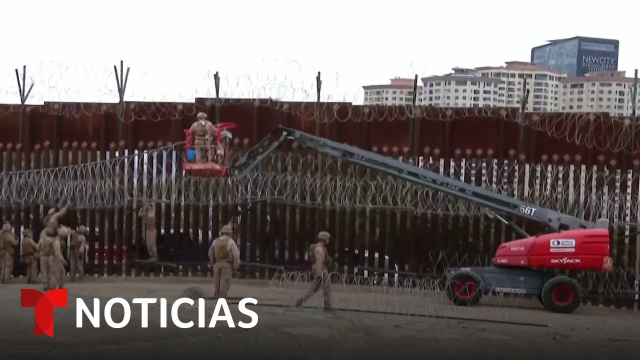 Militares refuerzan el muro fronterizo mientras migrantes siguen varados | Noticias Telemundo