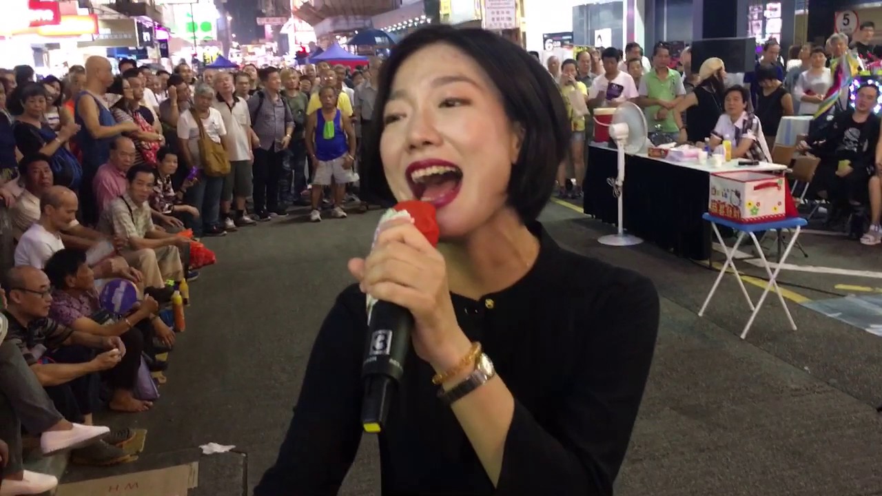 旺角街頭表演-（2017-07-30）旺角羅文~ 小龍女唱 "漫步人生路+情人的關懷+玫瑰玫瑰我愛你"
