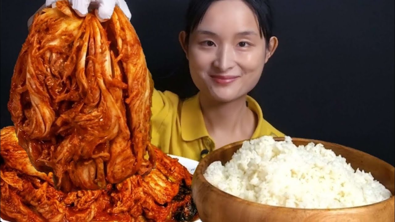 매콤아삭한 김치에 흰쌀밥 먹방