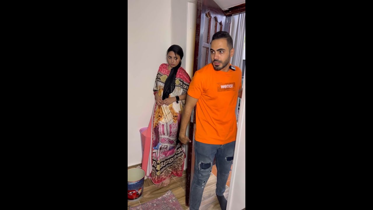 زوجه شغلت اختها خدامه فى بيتها وقفشتها مع جوزها فى سريرها