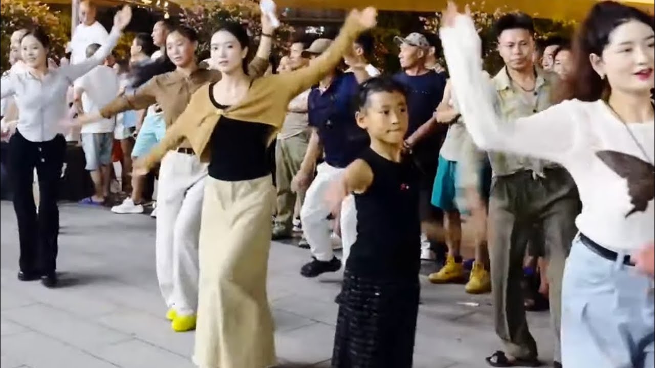 竖2024.08.28羅馬假日廣場鍋莊舞直播Live broadcast of Guozhuang dance in Roman Holiday Square💃🕺 ⭕️