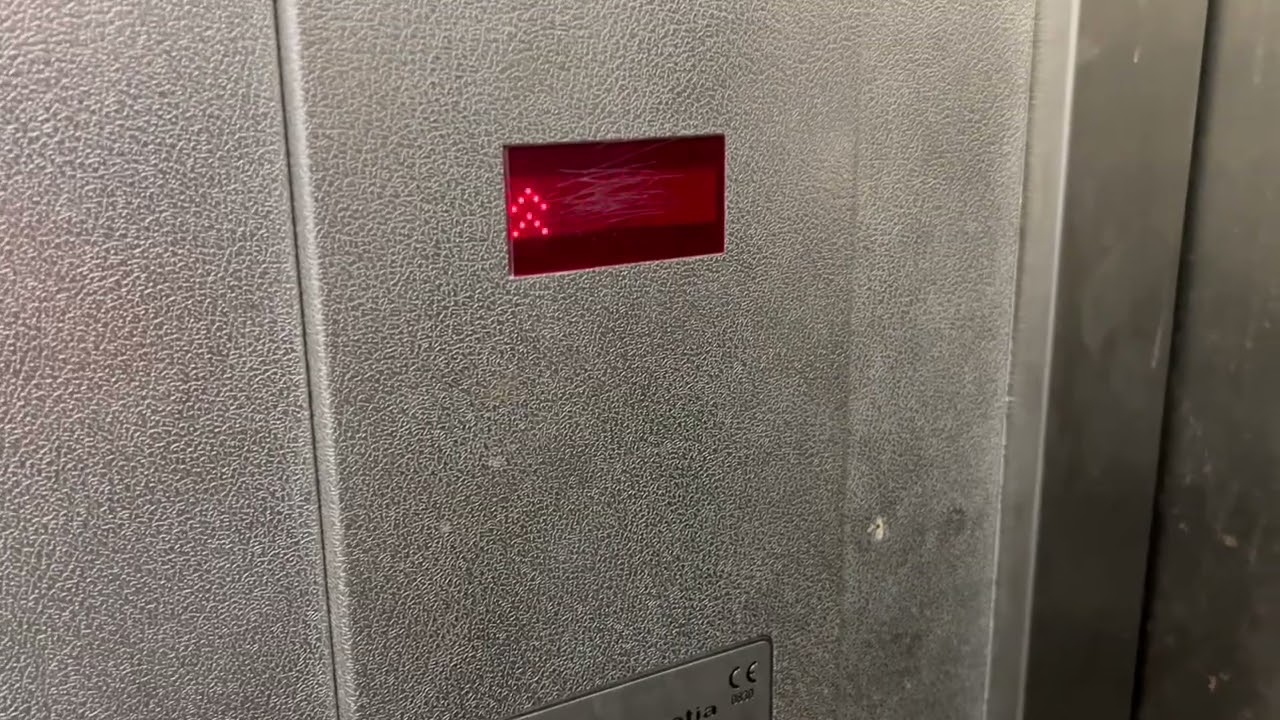 1/2   2000s Helvetia MR hydraulic lift  ( elecmegon logic ) with epic fails at car park in Gijón