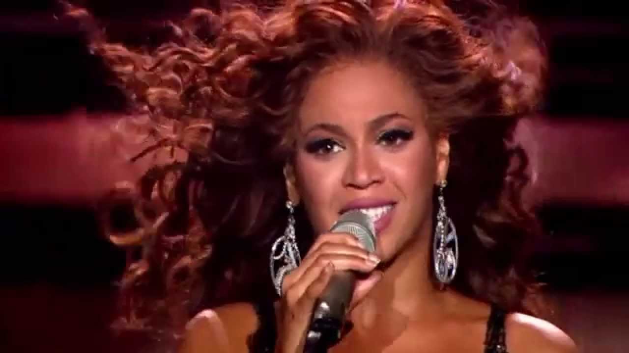 Beyonc&eacute; shows Christina Aguilera how to growl while singing!