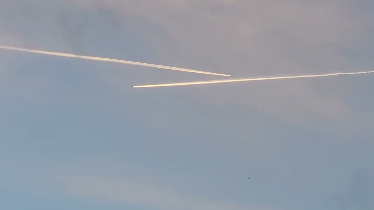 Did I just see a near miss? Airplanes appear to nearly collide, as viewed from Welcome, NC 2/24/2023