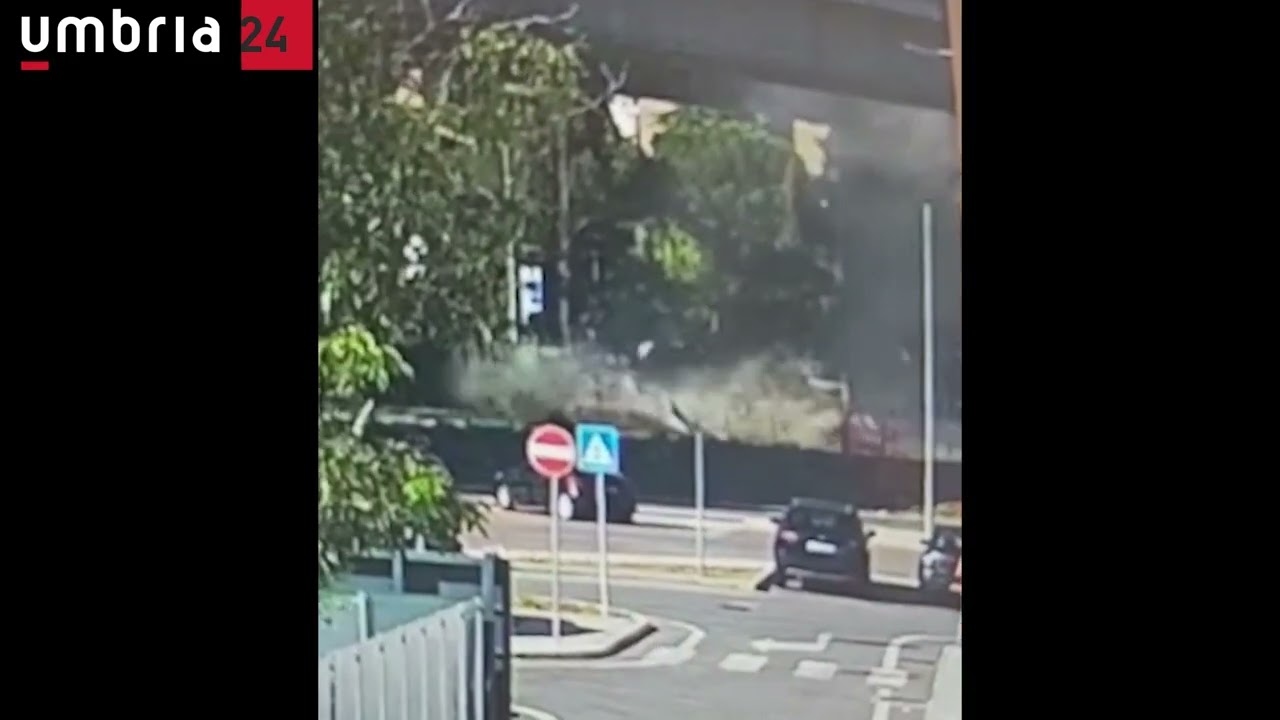 Camion vola dal cavalcavia della superstrada a Perugia