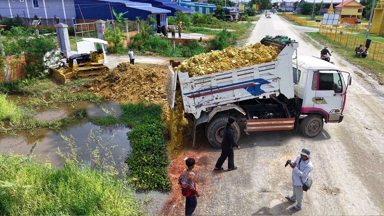 Be Carefully New Project!Used DumpTruck Landfil Sideroad,,By Expert Dozer D21 Pushing Soil perfect 