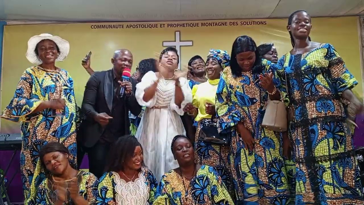 Moment de louange avec les Femmes d'impact à la clôture de la COFIM 2016