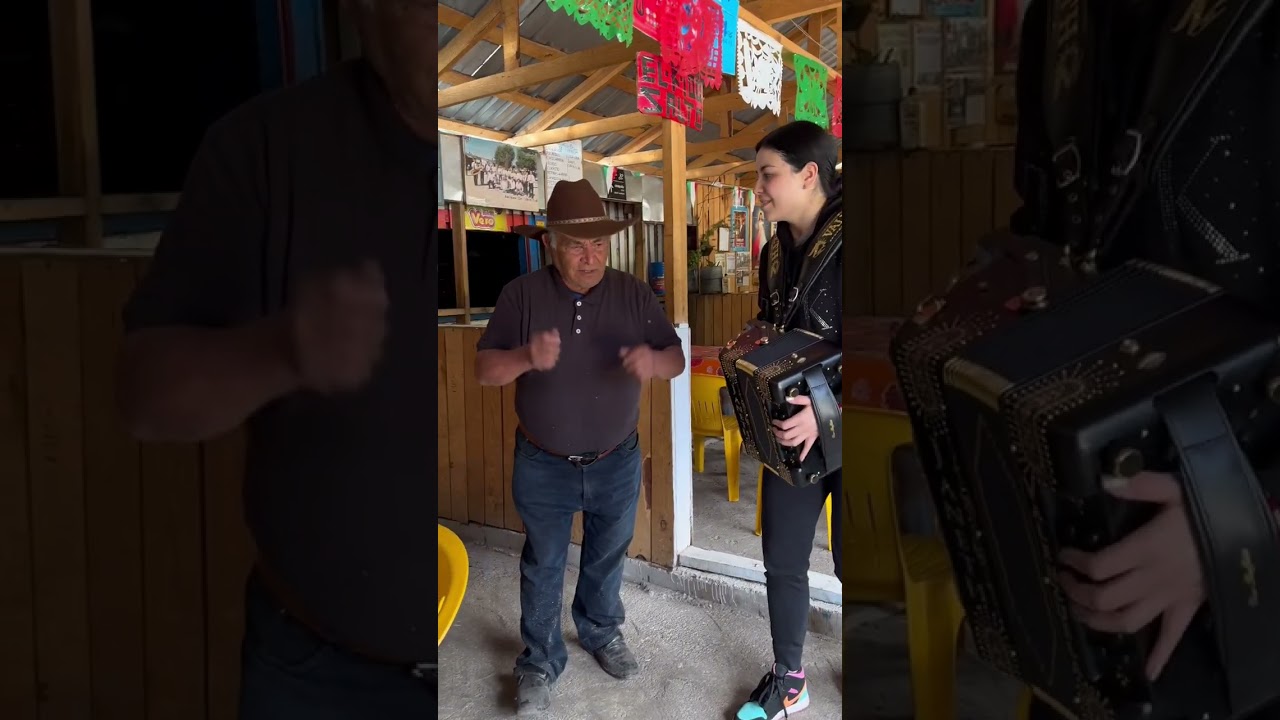 Miren su cara y como se puso a cantar el señor cuando supo que tocaba el acordeón🙊 #janethvalenzuela
