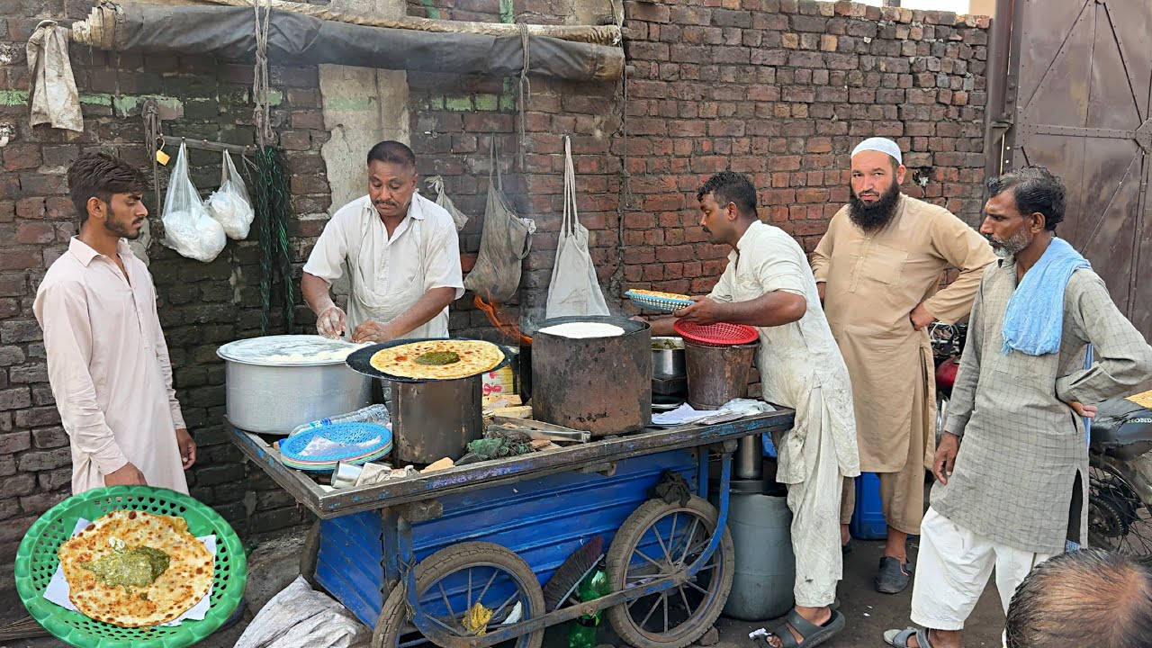 50/- Rs HARDWORKING MAN SELLING CHEAP BREAKFAST 😍 SAAG PARATHA | ALOO PARATHA - STREET FOOD PAKISTAN