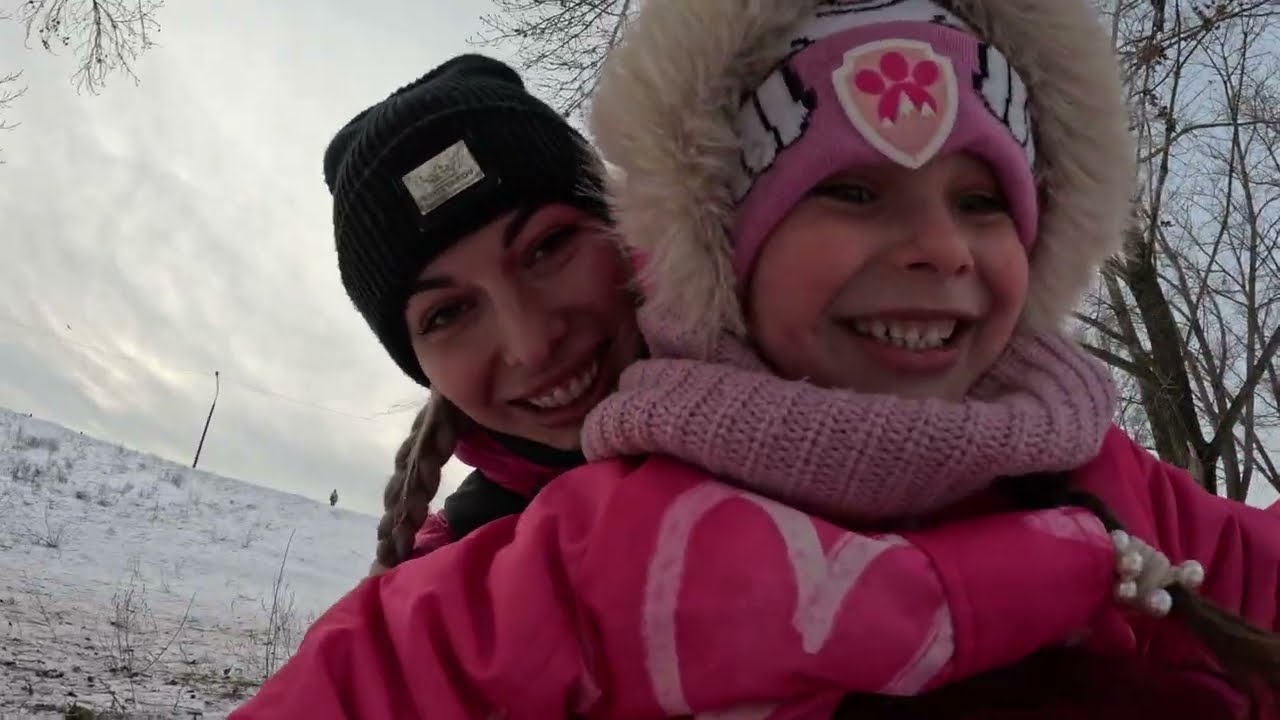 Софійка збирає будиночок 🏠 і катається на санках ❄️| Веселий день для дітей