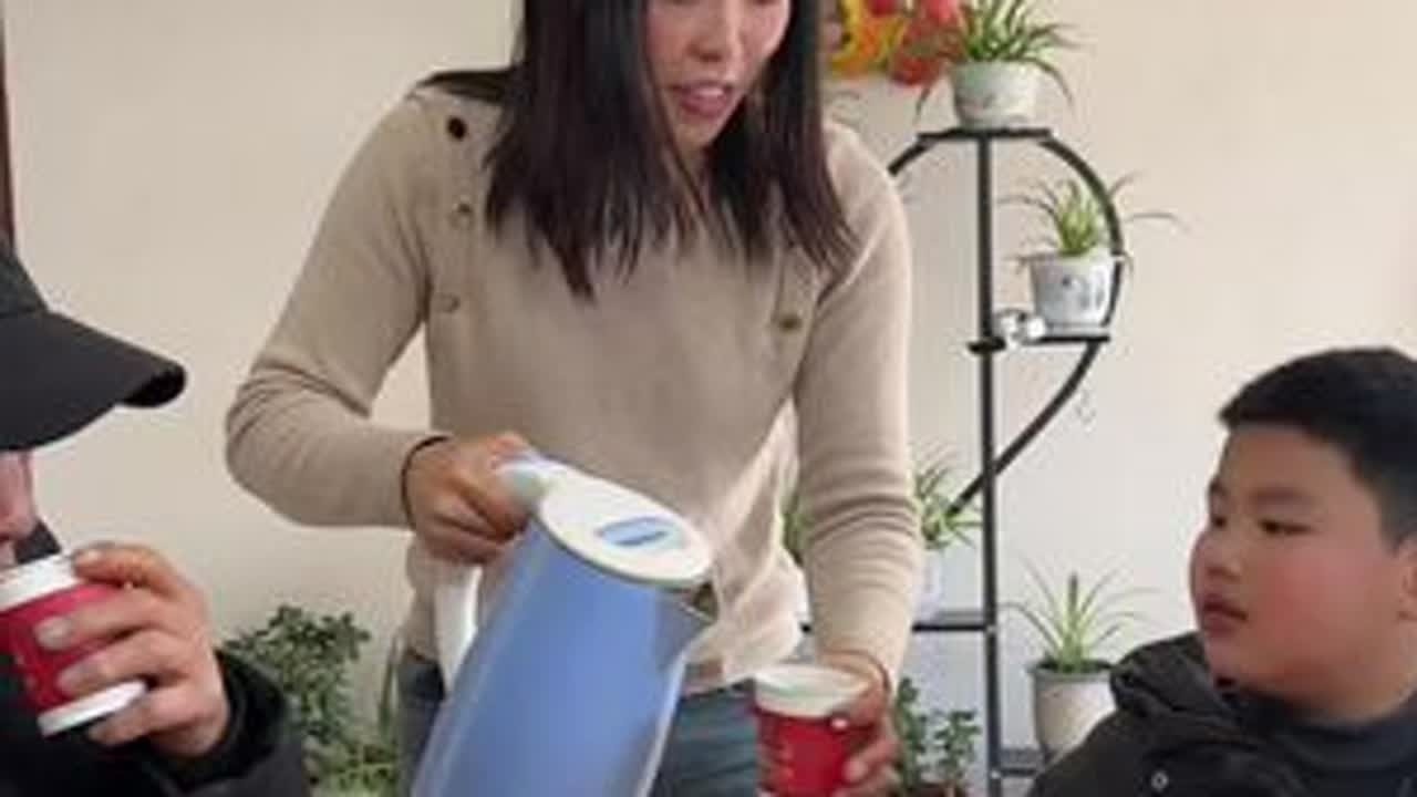 今天喊嫂来我们家吃年饭，家里面什么菜都没有，一大早就起床去街上买了一些菜回来，我洗好切好老公来炒，几年自己卤的菜味道真好，和卤菜店的味道一样，老公的厨艺一年比一年好。#我的乡村生活 #记录真实生...