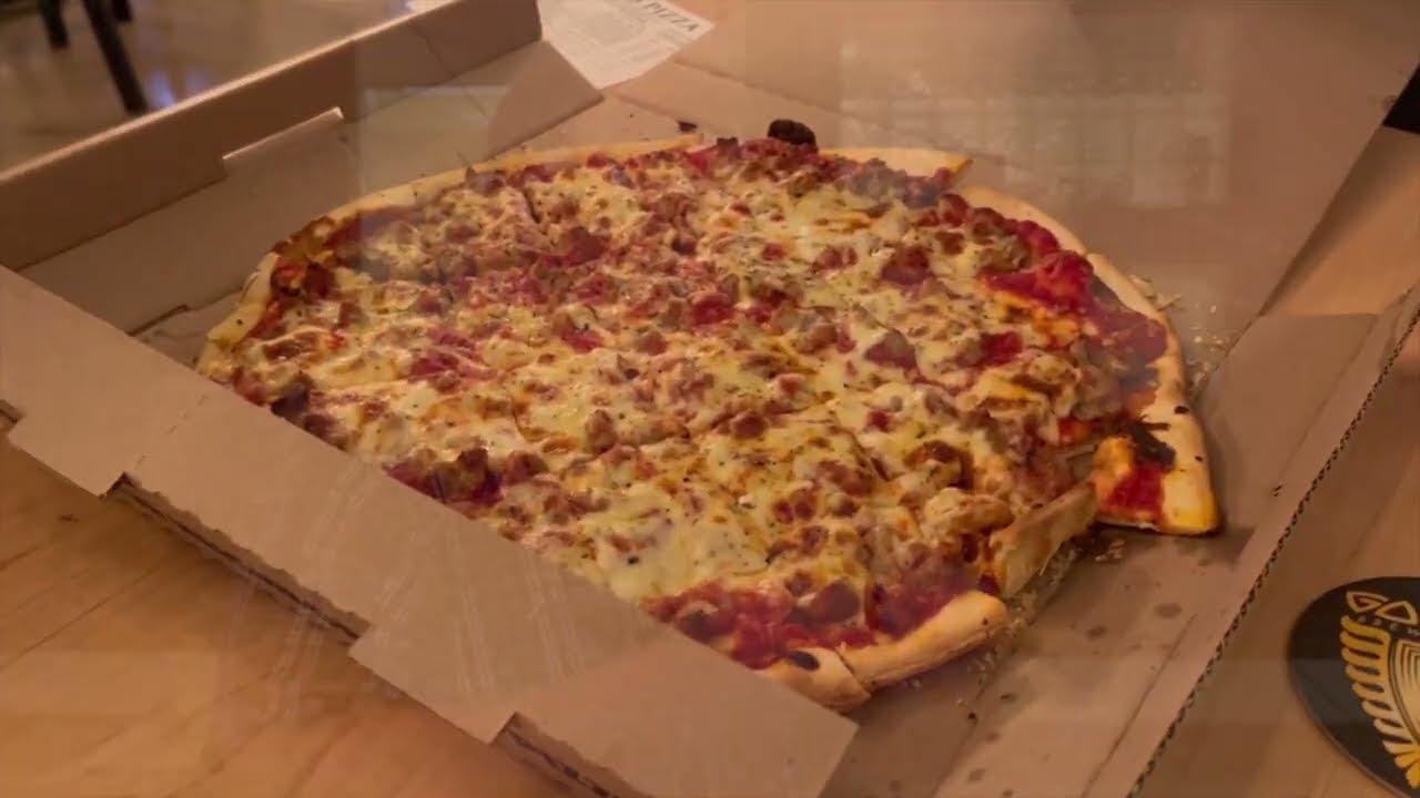 «Вы не поверите, пицца Дэна! 🍕 Это лучшая пицца в Даунерс-Гроув? ОБЯЗАТЕЛЬНО К ПРОСМОТРУ!»