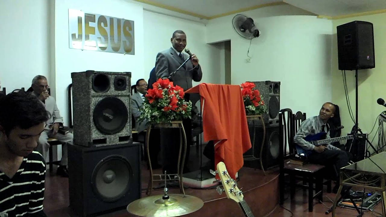 Pr. Gerson Gila louvando em maqua