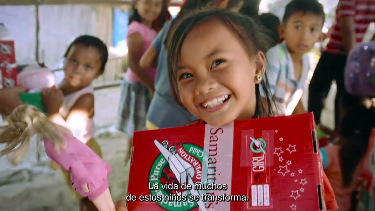 Estudiantes compartiendo el evangelio a través de cajas de zapatos