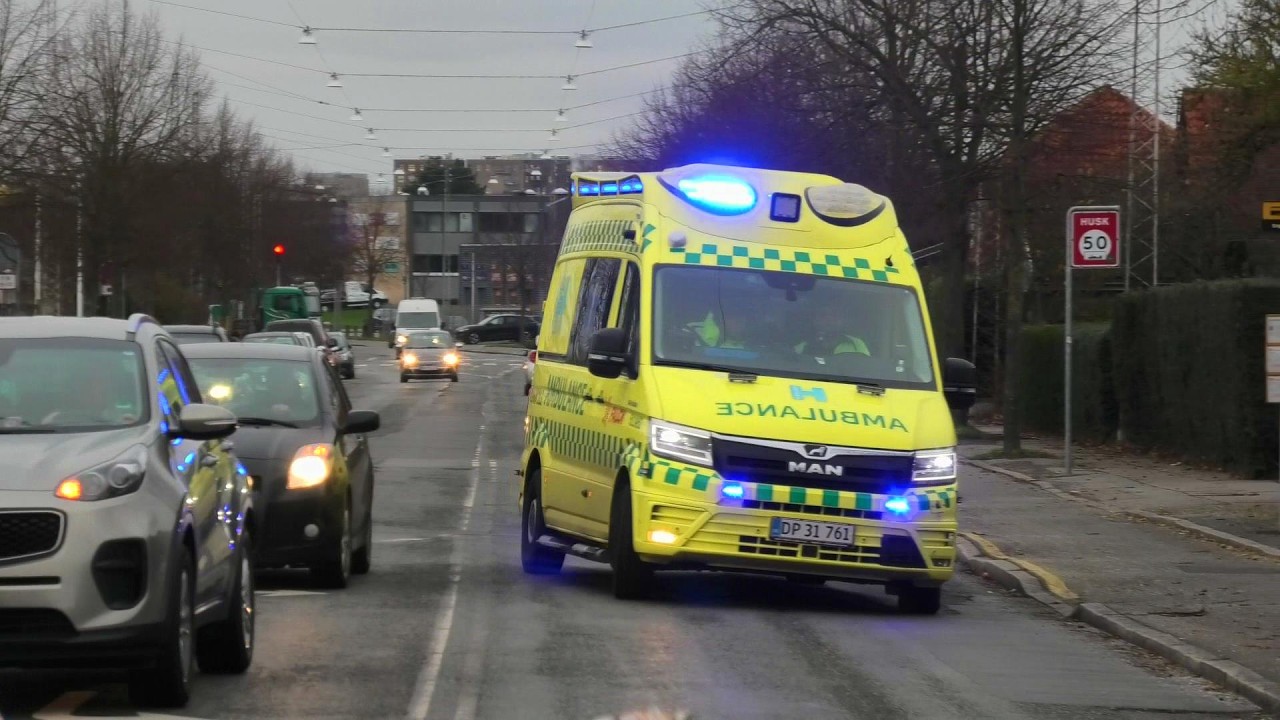 falck TÅRNBY AMBULANCE (A52) i udrykning rettungswagen auf Einsatzfahrt 緊急走行 救急車