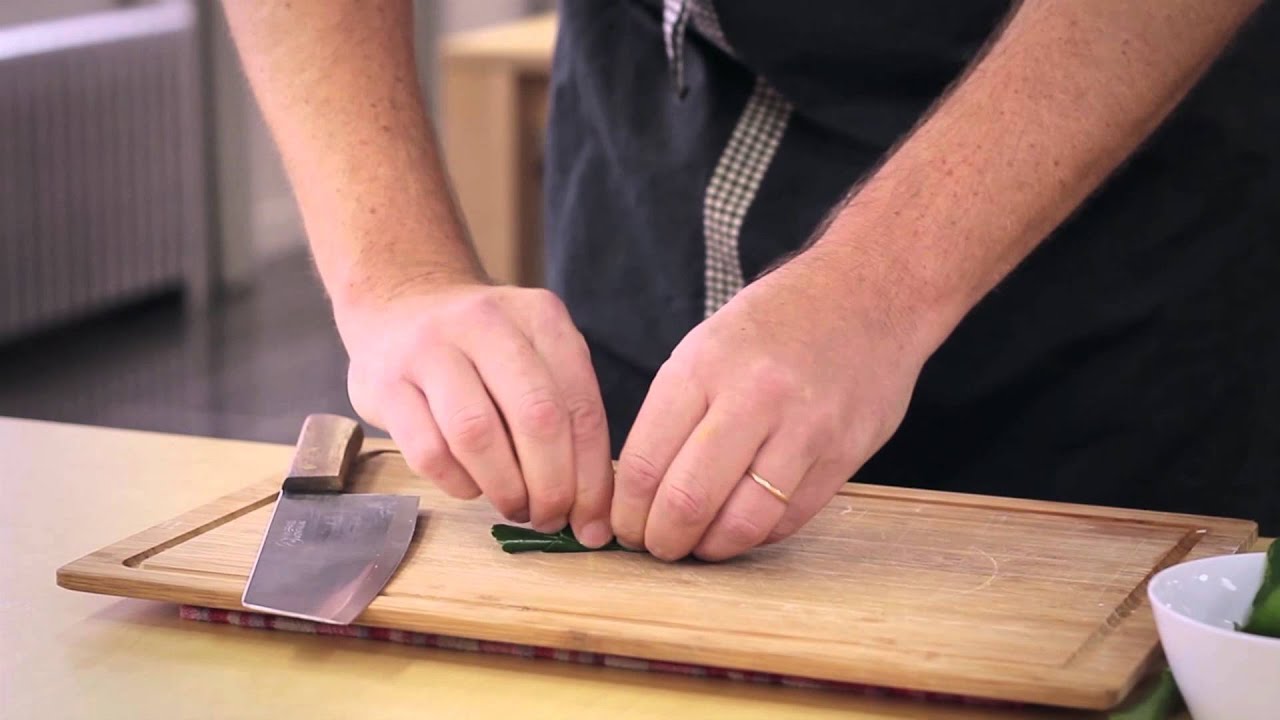 Comment faire une chiffonnade de feuilles de lime kaffir