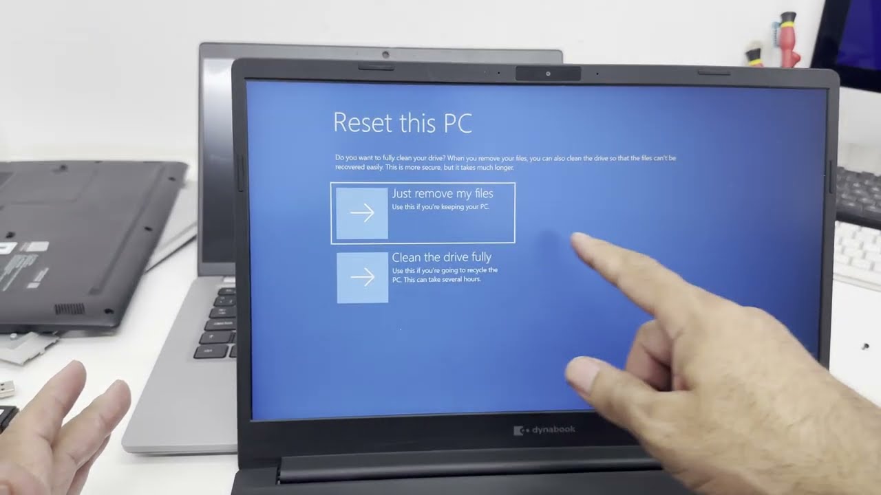 How to quickly reset Windows 11 or 10 to it's factory settings before giving away the computer