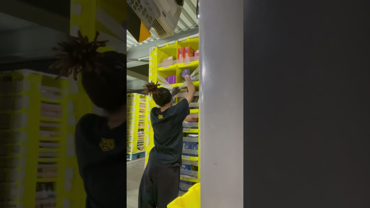 Amazon Pick Station