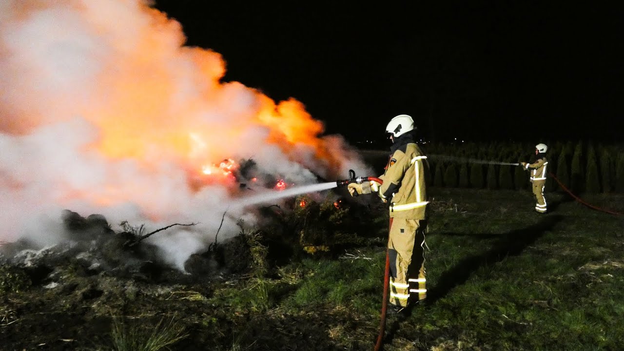 Brand in bult coniferen langs de Beilervaart in Hoogersmilde
