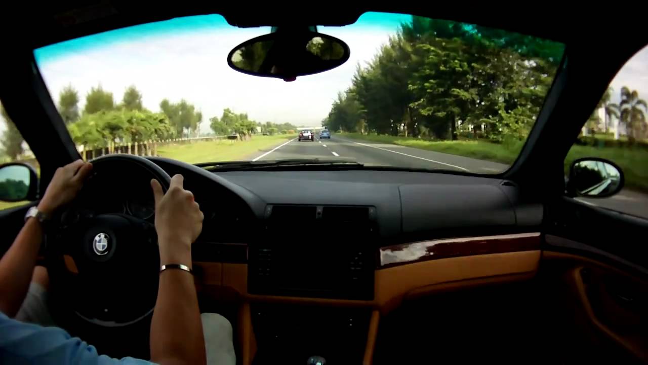 2003 E39 M5 on NLEX behind C63s