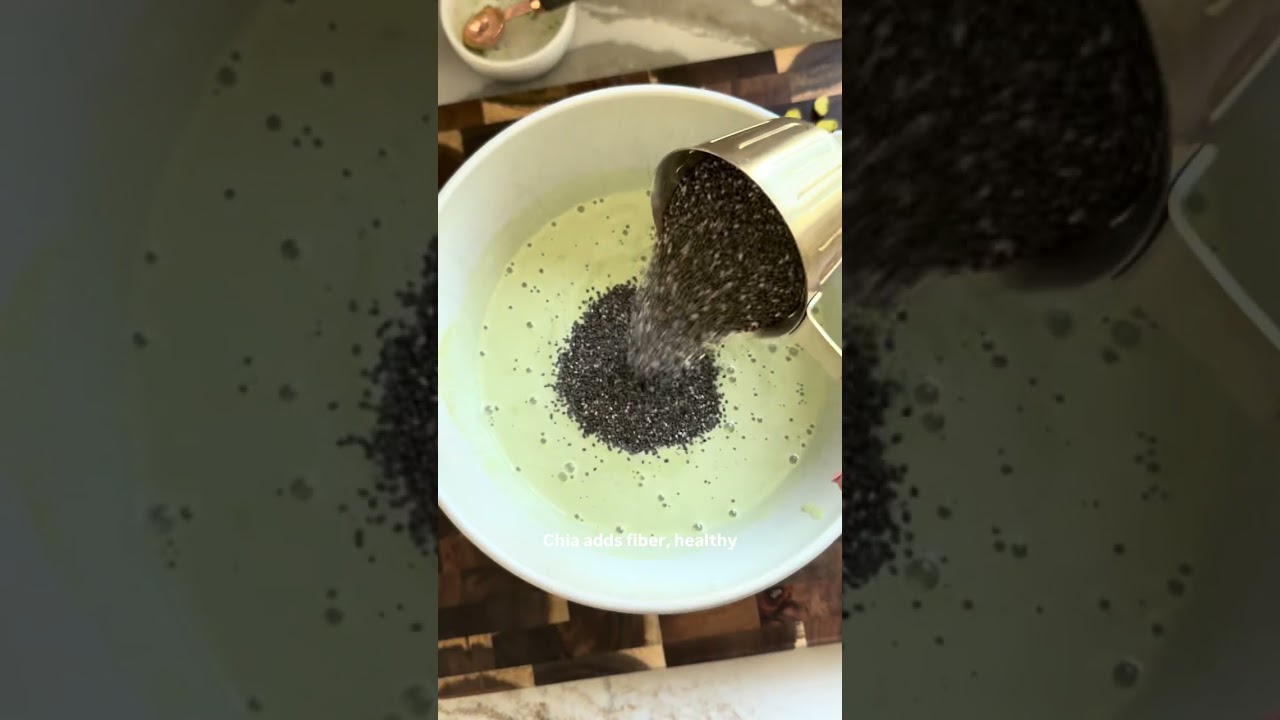 Пудинг из матчи, фисташек и семян чиа, который можно накладывать ложкой #chiapudding #pistachio #...