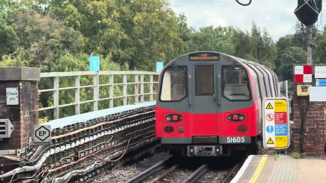 Northern line 1995 Stock 52606 departing East Finchley 16/9/25