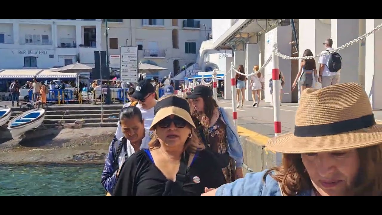 En Napoles Para Tomar El Ferry A La Isla De Capri ⛴️🛟⚓🙂🛳️SUR DE ITALIA 🇮🇹