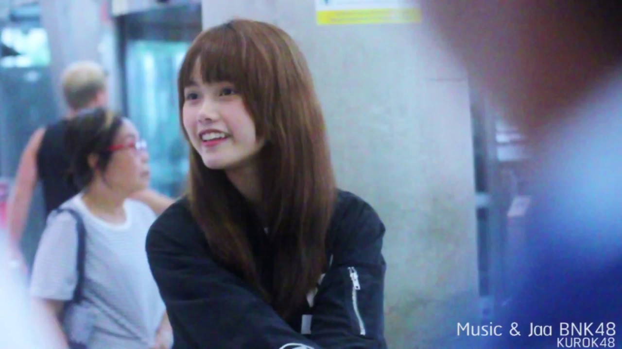 [Fancam] Music & Jaa BNK48 271117 @Suvarnabhumi Airport