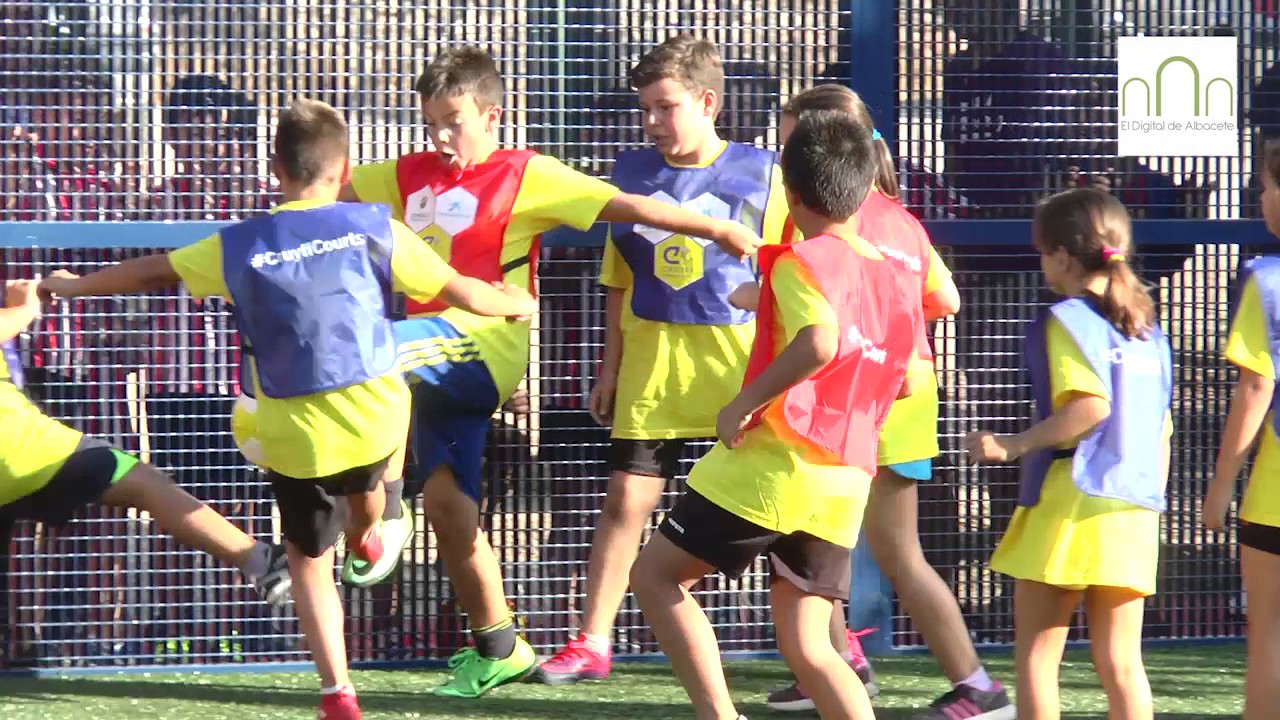 Andrés Iniesta inaugura el Cruyff Court de Fuentealbilla
