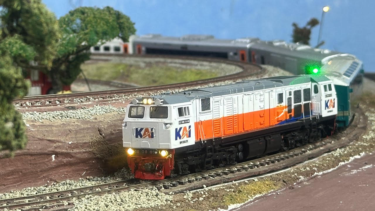Kereta api Panoramic & KA Parcel Cargo anjlok terlepas diatas jembatan kereta api