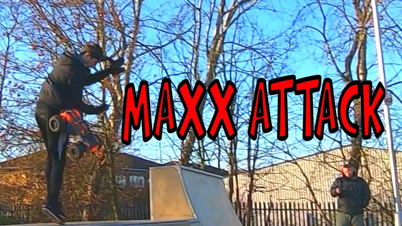 TRAXXAS MAXX attacks Billy! Awesome day bashing with friends. MERRY CHRISTMAS!