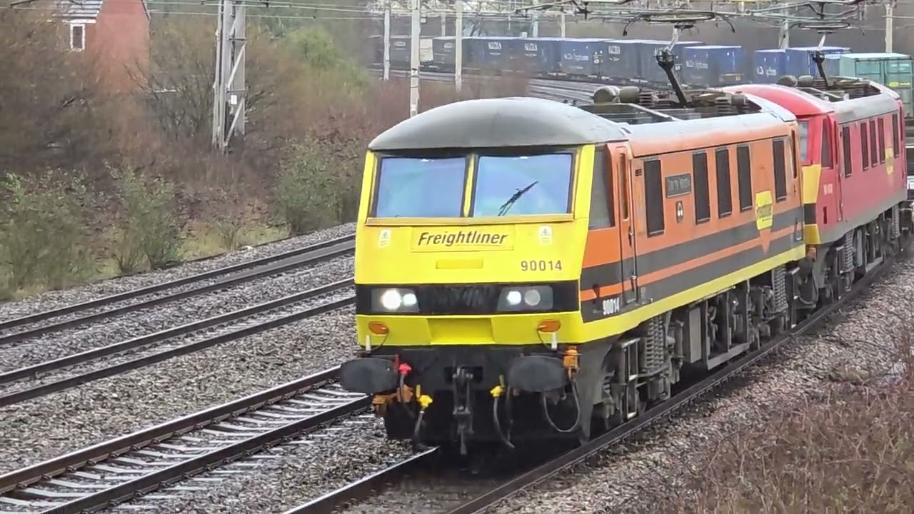 90014 & 90040 - 4S49 1104 Daventry IRFT to Grangemouth FLT - rounding a inclement Queensville Curve