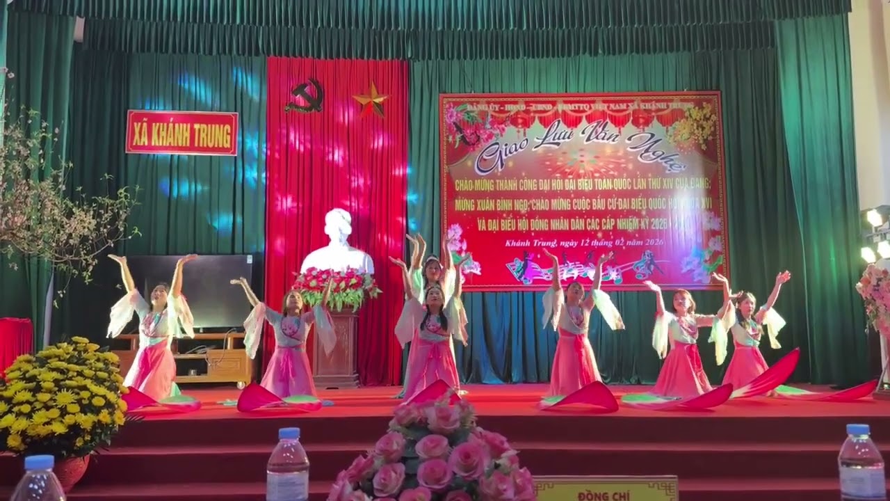 Múa người về thăm quê clb dâu xinh thôn 26