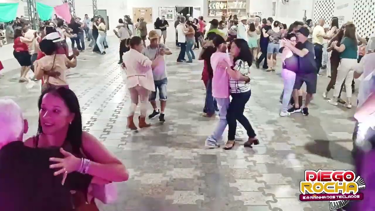 Diego Rocha e a rainha dos teclados ,clube da amizade Castelo Es ,e o salão foi enchendo devagar 🕺💃
