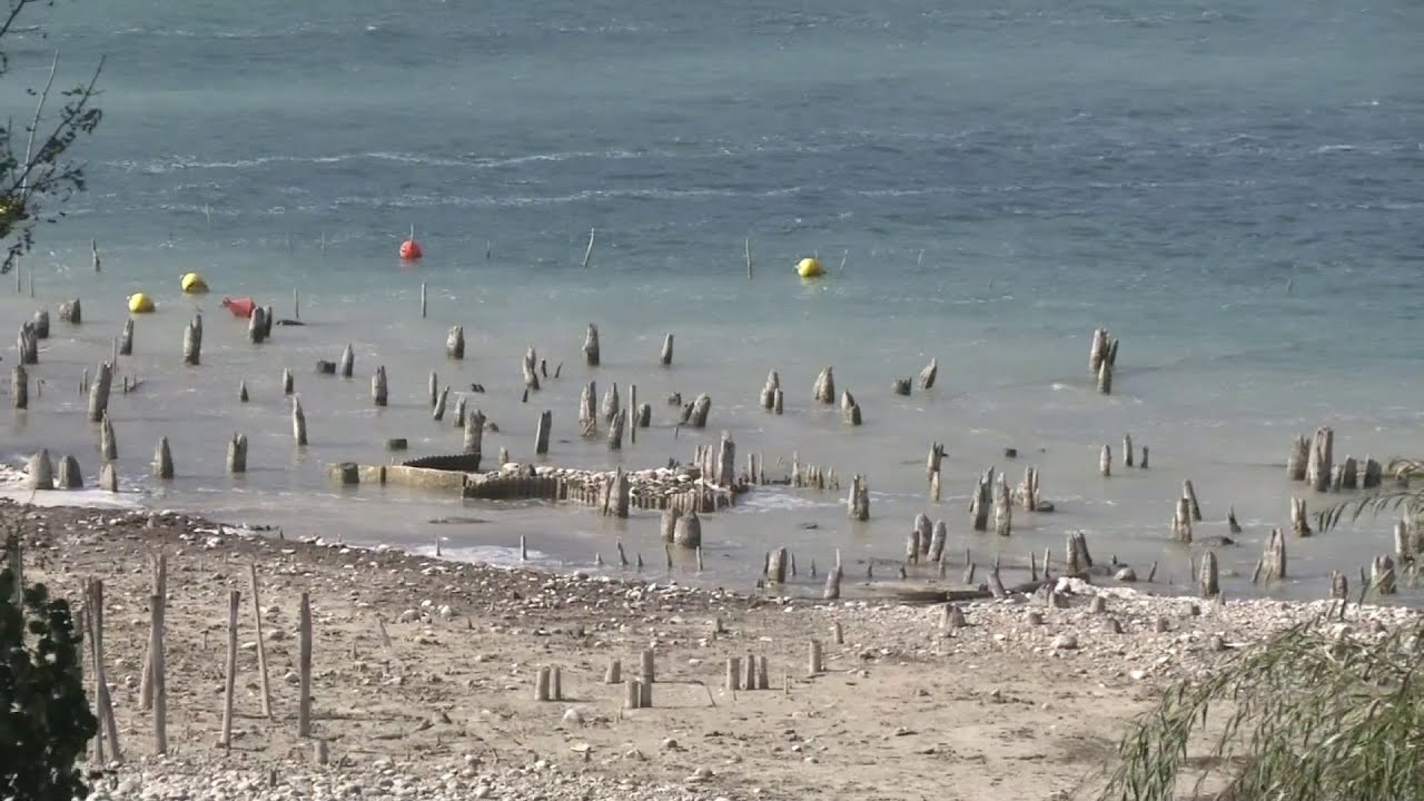 En Isère, ce lac perd 1 cm d'eau par jour et laisse apparaître un trésor du Moyen-Âge