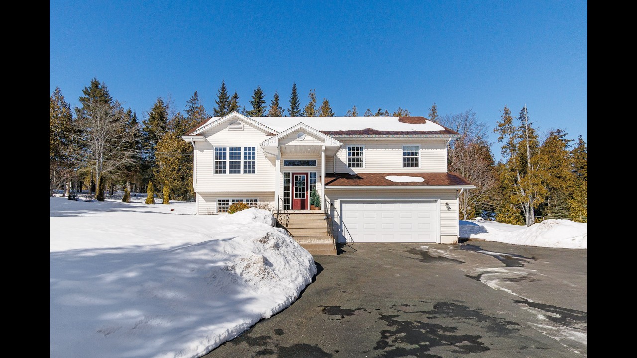 Immaculate Family Home on 1.24 Acres!