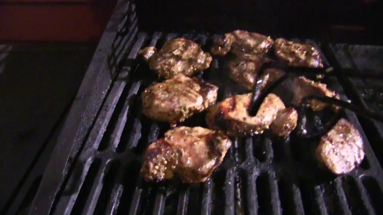Leuka Grillaa: Possun sisäfile, leikkaus, marinadi ja grillaus.