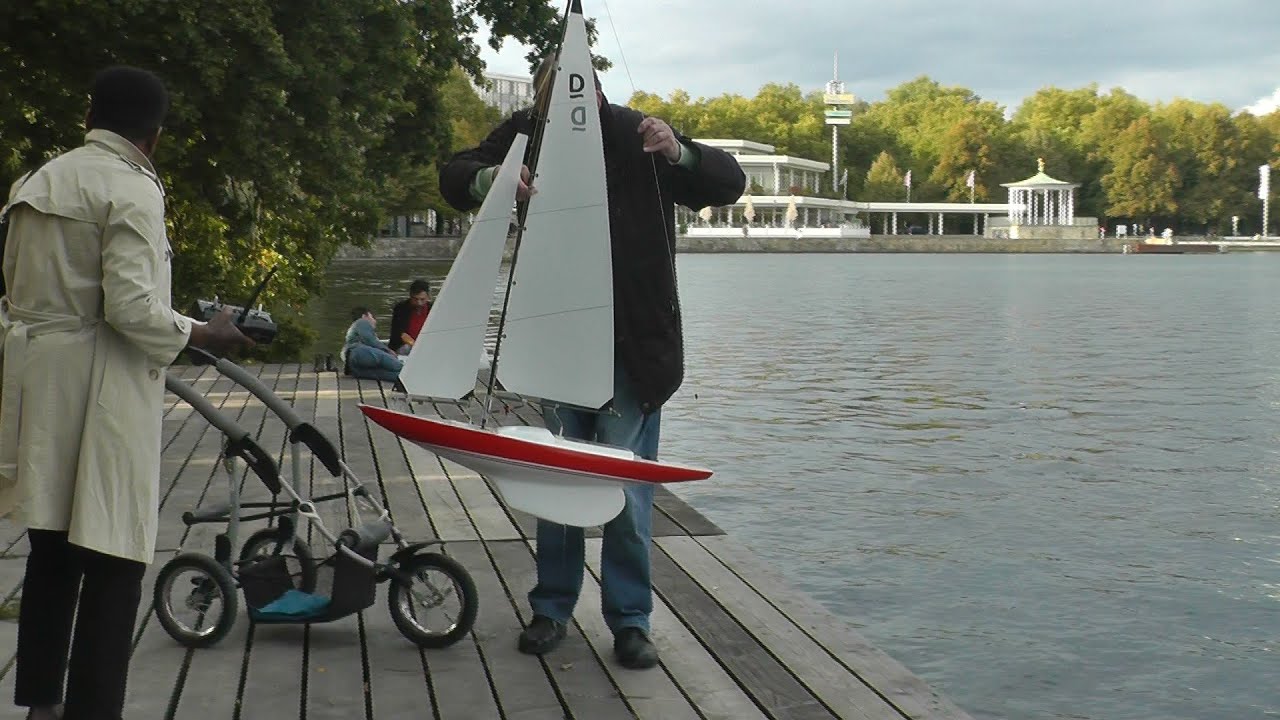 Int. Dragon 1m - weedless RC Sailboat (does not catch any weeds)