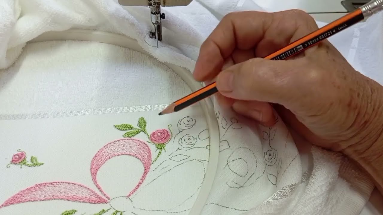 Desenhar e bordar rosa pequena