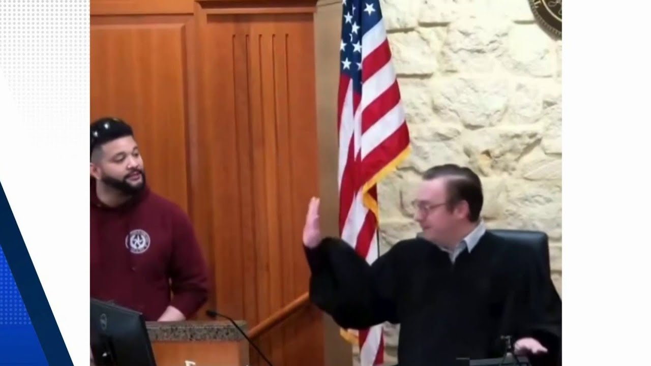 Адвокаты проводят митинг у здания суда округа Харрис после того, как ставший вирусным в интернете...