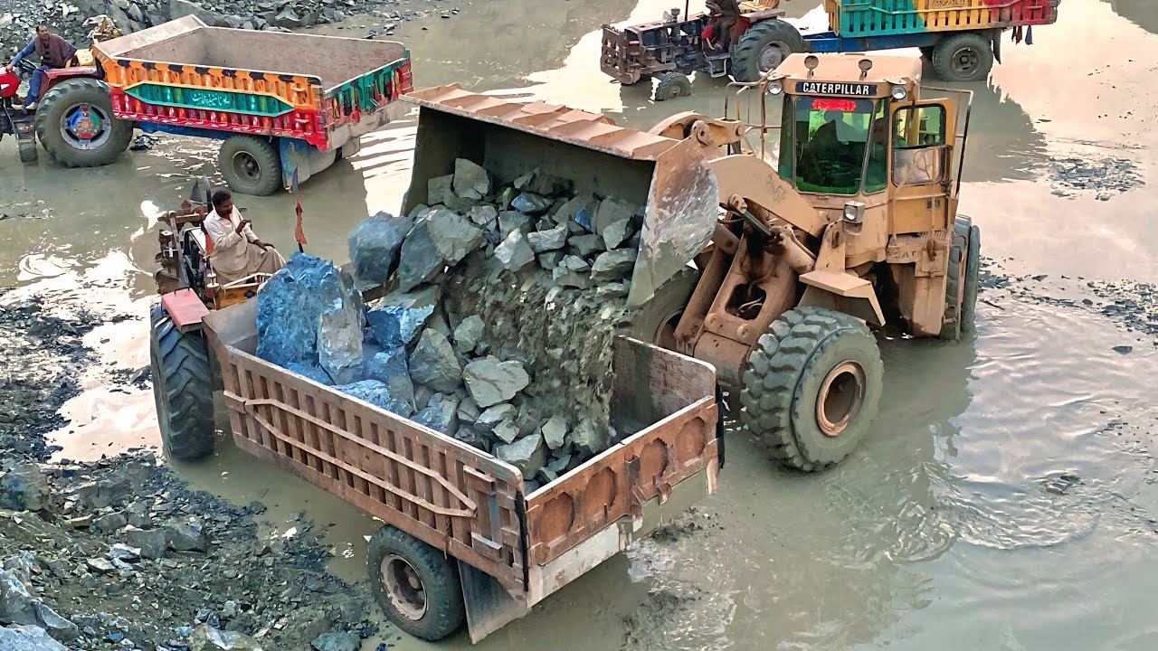 Very Biggest Stone 😳 The powerful Caterpillar 966 loaded for dumptruck 🗯️
